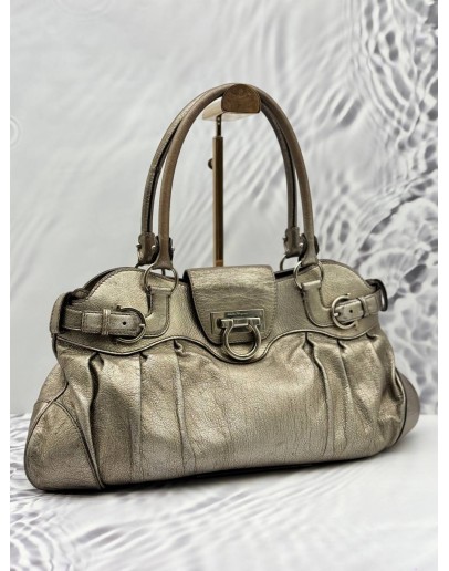 SALVATORE FERRAGAMO GANCINI SHOULDER BAG IN METALLIC SILVER LEATHER