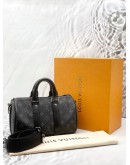 (LIKE NEW) MICROCHIP LOUIS VUITTON KEEPALL BANDOULIERE 25 IN BLACK MONOGRAM ECLIPSE CANVAS WITH LEATHER -FULL SET-