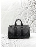 (LIKE NEW) MICROCHIP LOUIS VUITTON KEEPALL BANDOULIERE 25 IN BLACK MONOGRAM ECLIPSE CANVAS WITH LEATHER -FULL SET-