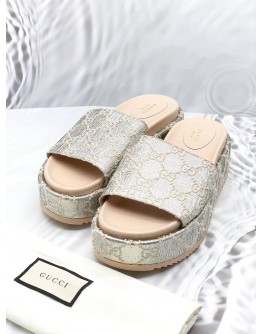 (LIKE NEW) GUCCI PLATFORM SLIDE SANDALS SIZE 40 IN SILVER GG LAME CANVAS