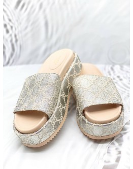 (LIKE NEW) GUCCI PLATFORM SLIDE SANDALS SIZE 40 IN SILVER GG LAME CANVAS