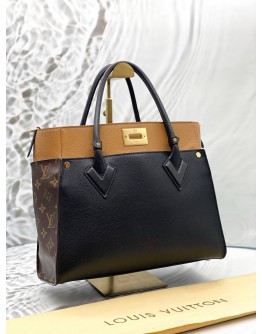 LOUIS VUITTON ON MY SIDE MM TOTE BAG IN BROWN MONOGRAM CANVAS WITH BLACK AND BROWN LEATHER