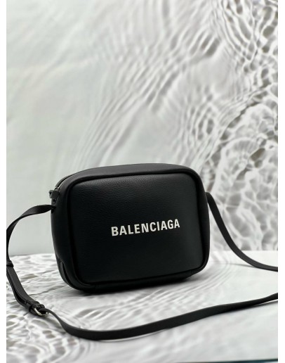(LIKE NEW) BALENCIAGA EVERYDAY CAMERA BAG IN BLACK LEATHER