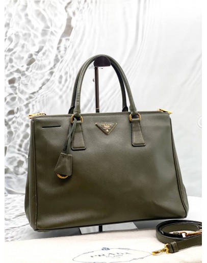 PRADA GALLERIA LARGE DOUBLE ZIP TOTE BAG IN ARMY GREEN SAFFIANO LEATHER