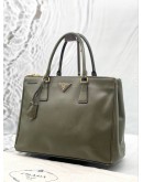 PRADA GALLERIA LARGE DOUBLE ZIP TOTE BAG IN ARMY GREEN SAFFIANO LEATHER