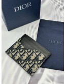 (LIKE NEW) 2026 CHRISTIAN DIOR SADDLE CARD HOLDER IN BLACK GRAINED CALFSKIN MARQUETRY WITH BEIGE AND BLACK DIOR OBLIQUE JACQUARD -FULL SET-