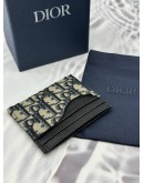 (LIKE NEW) 2026 CHRISTIAN DIOR SADDLE CARD HOLDER IN BLACK GRAINED CALFSKIN MARQUETRY WITH BEIGE AND BLACK DIOR OBLIQUE JACQUARD -FULL SET-