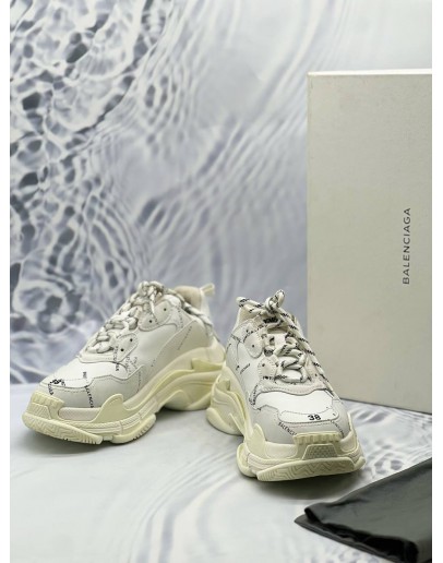 (LIKE NEW) BALENCIAGA TRIPLE S ALLOVER LOGO SNEAKERS SIZE US 8 IN WHITE WITH BLACK CALFSKIN LEATHER -FULL SET-