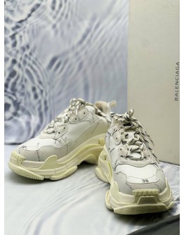 (LIKE NEW) BALENCIAGA TRIPLE S ALLOVER LOGO SNEAKERS SIZE US 8 IN WHITE WITH BLACK CALFSKIN LEATHER -FULL SET-