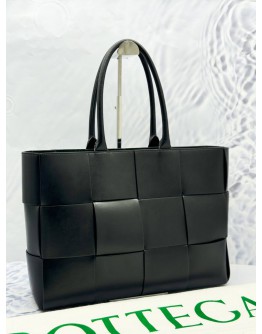 (LIKE NEW) BOTTEGA VENETA MEDIUM ARCO TOTE BAG IN BLACK INTRECCIATO LEATHER