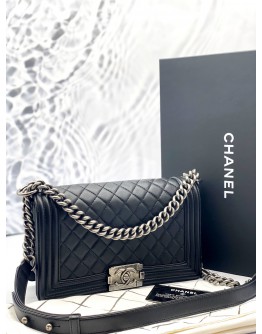 (LIKE NEW) CHANEL BOY MEDIUM SHOULDER BAG IN BLACK LAMBSKIN LEATHER -FULL SET-