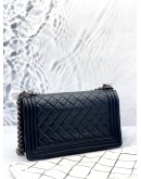 (LIKE NEW) CHANEL BOY MEDIUM SHOULDER BAG IN BLACK LAMBSKIN LEATHER -FULL SET-