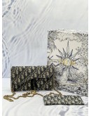 CHRISTIAN DIOR SADDLE WALLET ON CHAIN IN BLUE DIOR OBLIQUE JACQUARD WITH CALFSKIN LEATHER