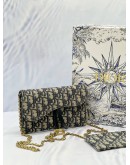 CHRISTIAN DIOR SADDLE WALLET ON CHAIN IN BLUE DIOR OBLIQUE JACQUARD WITH CALFSKIN LEATHER