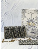 CHRISTIAN DIOR SADDLE WALLET ON CHAIN IN BLUE DIOR OBLIQUE JACQUARD WITH CALFSKIN LEATHER