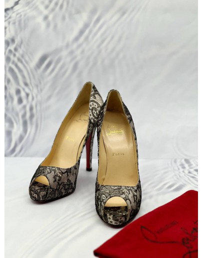 (UNUSED) CHRISTIAN LOUBOUTIN VERY PRIVE PEEP TOE PUMPS SIZE 38.5 IN BLACK LACE WITH SATIN