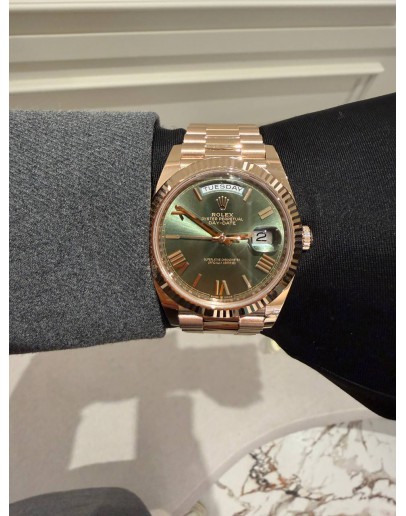 (BRAND NEW) 2024 ROLEX DAY-DATE 40 18K 750 ROSE GOLD REF 228235 AVOCADO GREEN DIAL AUTOMATIC WATCH -FULL SET-