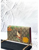 (LIKE NEW) GUCCI TIAN WALLET ON CHAIN IN BEIGE GG SUPREME CANVAS WITH RED LEATHER -FULL SET-