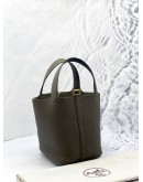 (UNUSED) 2026 HERMES PICOTIN 18 IN VERT OLIVE CLEMENCE LEATHER -FULL SET- 