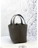 (UNUSED) 2026 HERMES PICOTIN 18 IN VERT OLIVE CLEMENCE LEATHER -FULL SET- 