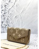 (UNUSED) MICROCHIP LOUIS VUITTON POCHETTE FELICIE IN TOURTERELLE GRAY WITH CREME MONOGRAM EMPREINTE LEATHER -FULL SET-