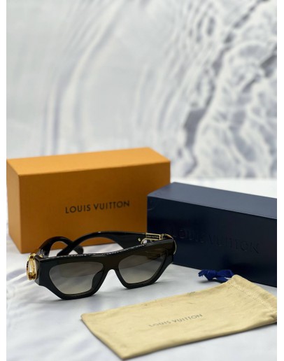 (LIKE NEW) LOUIS VUITTON LV LINK CAT EYE SUNGLASSES IN BLACK -FULL SET-