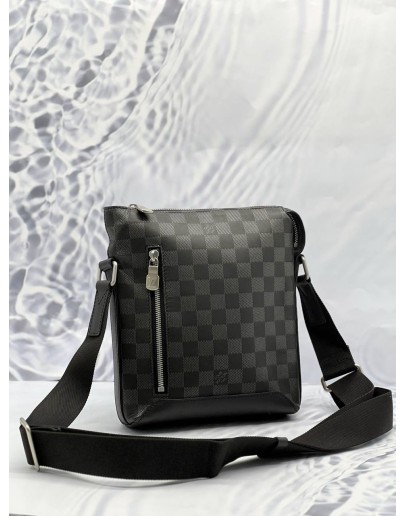 LOUIS VUITTON DISCOVERY MESSENGER BAG IN BLACK WITH GREY DAMIER INFINI LEATHER
