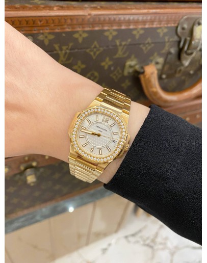 (UNUSED) 2012 PATEK PHILIPPE NAUTILUS 18K ROSE GOLD FACTORY DIAMOND REF 7010/1R-001 WHITE DIAL 32MM QUARTZ WATCH -FULL SET-