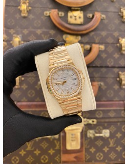 (UNUSED) 2012 PATEK PHILIPPE NAUTILUS 18K ROSE GOLD FACTORY DIAMOND REF 7010/1R-001 WHITE DIAL 32MM QUARTZ WATCH -FULL SET-