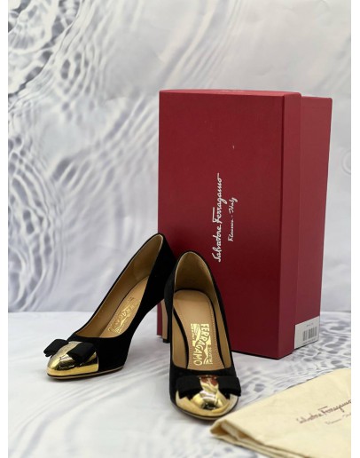 (LIKE NEW) SALVATORE FERRAGAMO VARA BOW PUMPS SIZE 5.5 IN BLACK SUEDE LEATHER -FULL SET-