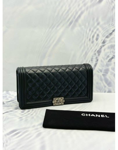 (LIKE NEW) CHANEL BOY CLUTCH IN BLACK LAMBSKIN LEATHER