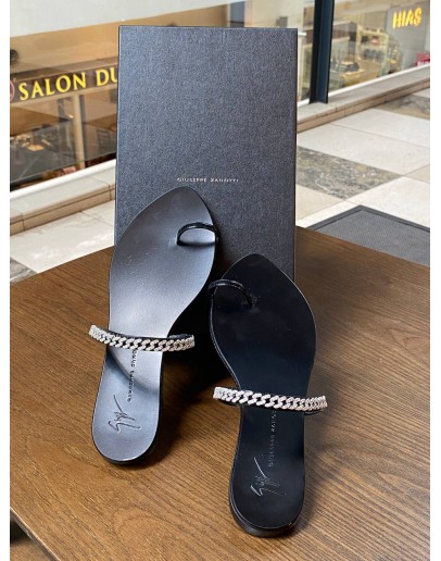(LIKE NEW) GIUSEPPE ZANOTTI INTRIIGO STRING SANDALS SIZE 37 IN BLACK CALFSKIN LEATHER WITH CRYSTAL