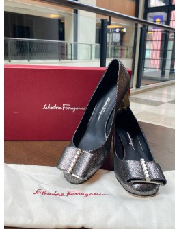 (LIKE NEW) SALVATORE FERRAGAMO VARA STUDS PUMPS SIZE 7D IN METALLIC SILVER CALFSKIN LEATHER -FULL SET-