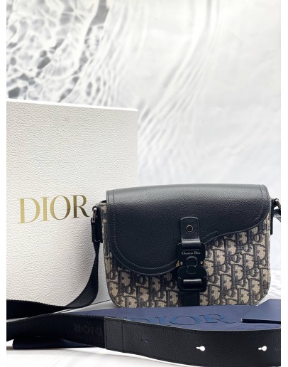 (LIKE NEW) CHRISTIAN DIOR SMALL SADDLE FLAP MESSENGER BAG IN BEIGE AND BLACK DIOR OBLIQUE JACQUARD WITH BLACK GRAINED CALFSKIN LEATHER -FULL SET-