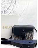 (LIKE NEW) CHRISTIAN DIOR SMALL SADDLE FLAP MESSENGER BAG IN BEIGE AND BLACK DIOR OBLIQUE JACQUARD WITH BLACK GRAINED CALFSKIN LEATHER -FULL SET-