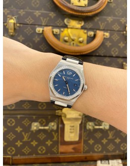 (UNUSED) 2026 GIRARD-PERREGAUX LAUREATO DIAMOND REF 80189D11A431-CB6A BLUE CLOUS DE PARIS DIAL 34MM QUARTZ WATCH -FULL SET-