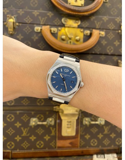 (UNUSED) 2026 GIRARD-PERREGAUX LAUREATO DIAMOND REF 80189D11A431-CB6A BLUE CLOUS DE PARIS DIAL 34MM QUARTZ WATCH -FULL SET-