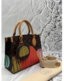 MICROCHIP LOUIS VUITTON X YAYOI KUSAMA ON THE GO PM IN BROWN MONOGRAM CANVAS WITH MULTICOLOR PRINTED PUMPKINS