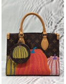 MICROCHIP LOUIS VUITTON X YAYOI KUSAMA ON THE GO PM IN BROWN MONOGRAM CANVAS WITH MULTICOLOR PRINTED PUMPKINS
