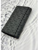 (UNUSED) MICHAEL KORS JET SET WALLET ON STRAP IN GREY SIGNATURE CANVAS WITH BLACK LEATHER