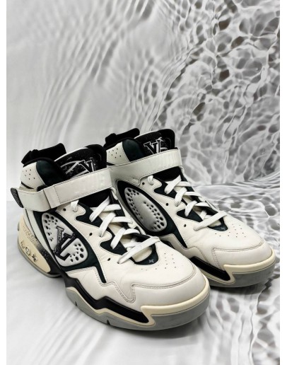 LOUIS VUITTON TRAINER 2 HIGH TOP SNEAKERS SIZE 9 IN WHITE WITH BLACK COLORWAY