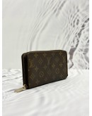 LOUIS VUITTON ZIPPY WALLET IN BROWN MONOGRAM CANVAS