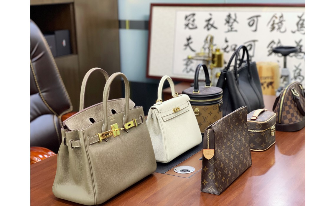 WHY WOMEN NEEDS HANDBAG? 