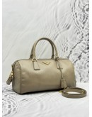 PRADA BOSTON TOP HANDLE BAG WITH STRAP IN BEIGE SAFFIANO LUX LEATHER