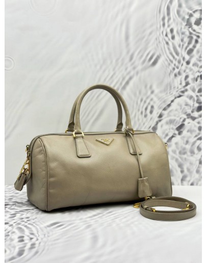PRADA BOSTON TOP HANDLE BAG WITH STRAP IN BEIGE SAFFIANO LUX LEATHER