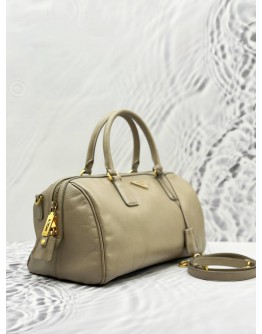 PRADA BOSTON TOP HANDLE BAG WITH STRAP IN BEIGE SAFFIANO LUX LEATHER