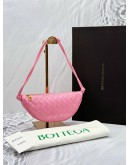 (LIKE NEW) 2024 BOTTEGA VENETA HALF MOON SHOULDER BAG IN LIGHT PINK INTRECCIATO CALFSKIN LEATHER -FULL SET-