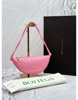 (LIKE NEW) 2024 BOTTEGA VENETA HALF MOON SHOULDER BAG IN LIGHT PINK INTRECCIATO CALFSKIN LEATHER -FULL SET-