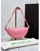 (LIKE NEW) 2024 BOTTEGA VENETA HALF MOON SHOULDER BAG IN LIGHT PINK INTRECCIATO CALFSKIN LEATHER -FULL SET-