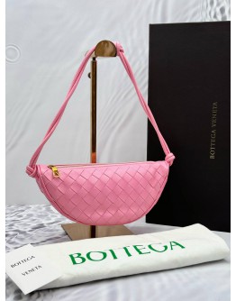 (LIKE NEW) 2024 BOTTEGA VENETA HALF MOON SHOULDER BAG IN LIGHT PINK INTRECCIATO CALFSKIN LEATHER -FULL SET-
